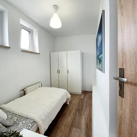 W Centrum Gdyni Swietojanska * غدينيا